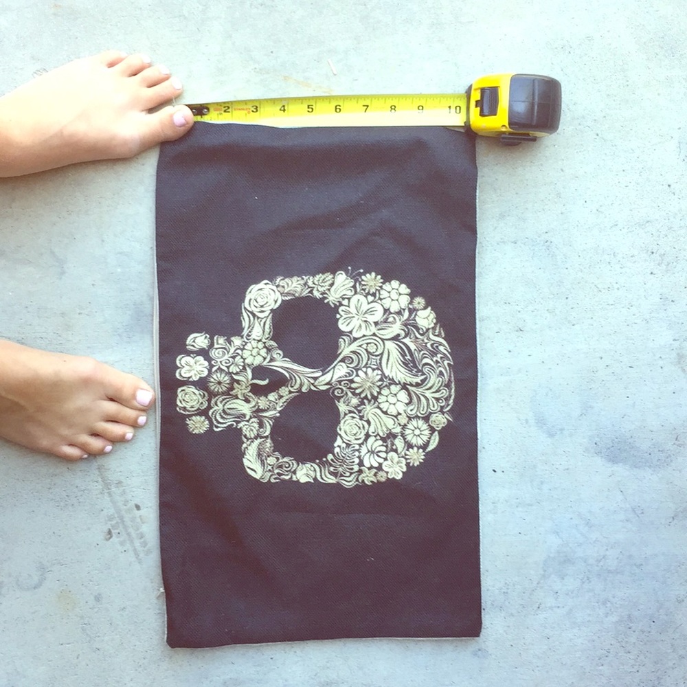 Black pillow worth skull